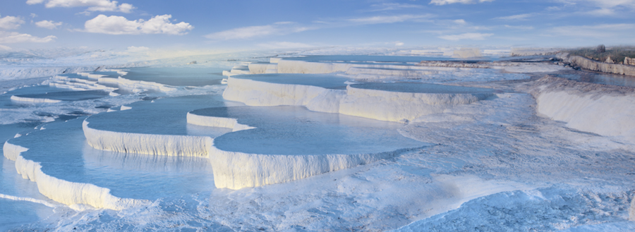 Türkiye recibió 50 millones de visitantes y generó 50.000 millones de dólares en ingresos turísticos. Türkiye recibió 50 millones de visitantes y generó 50.000 millones de dólares en ingresos turísticos.